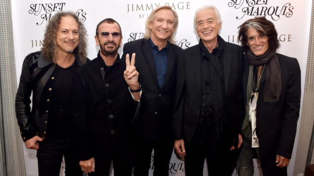 Joe Perry and other musicians smiling for a group photo at an event, HD Desktop Wallpaper