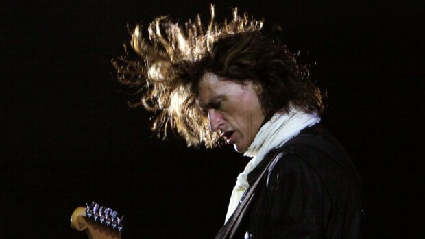 Joe Perry passionately playing guitar during a live concert, HD Desktop Wallpaper