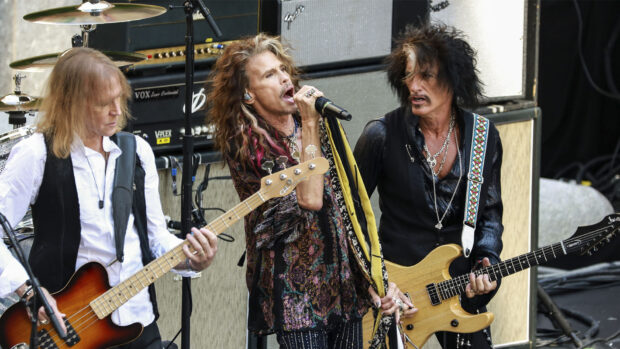 Joe Perry is playing guitar with band members during concert, HD Desktop Wallpaper