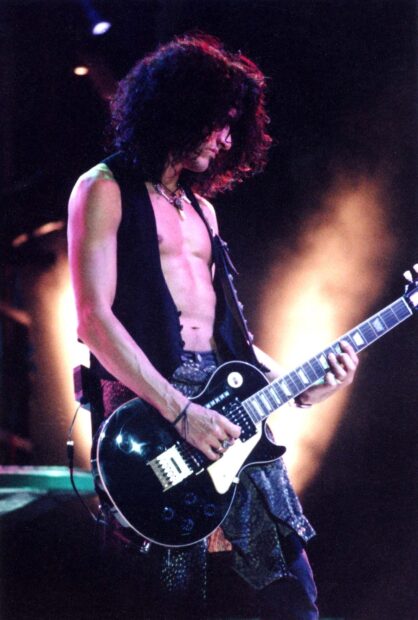 Joe Perry is playing guitar during a live concert with stage lights, HD Desktop Wallpaper