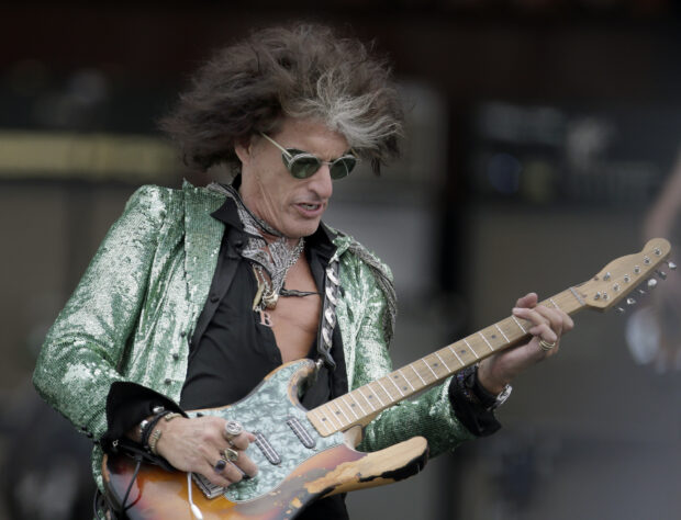 Joe Perry is wearing green sequined jacket and sunglasses while playing an electric guitar, HD Desktop Wallpaper