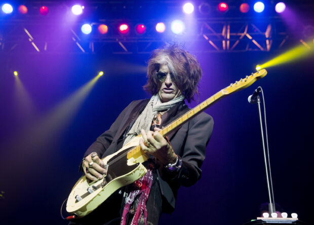 Joe Perry is performing live on stage with his electric guitar, 2K Desktop Wallpaper