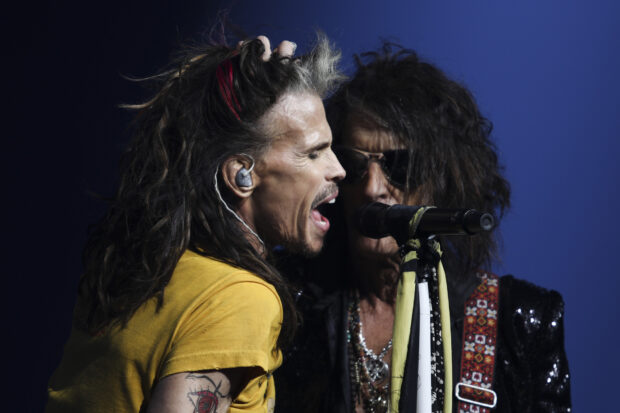Joe Perry is singing passionately during a live concert performance, HD Desktop Wallpaper