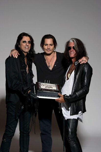 Joe Perry with two men holding a Hollywood Vampires cake in a studio, HD Mobile Wallpaper