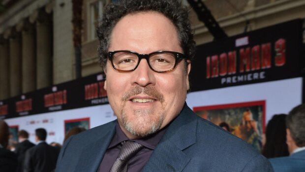 Jon Favreau smiles wearing glasses and a suit at the Iron Man 3 premiere event, HD Desktop Wallpaper