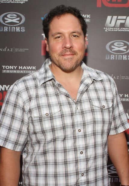 Jon Favreau is smiling wearing a plaid shirt at an event, 2K PC Wallpaper