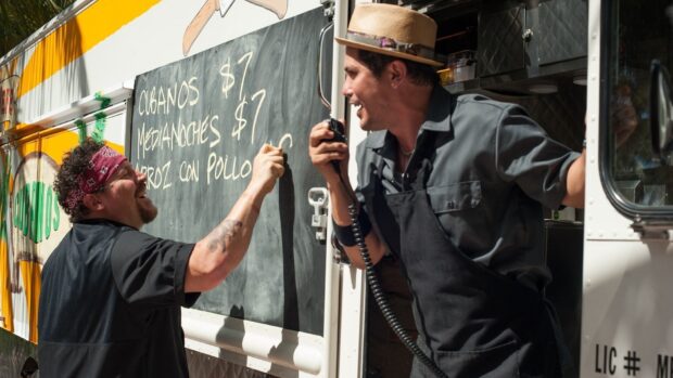 Jon Favreau talking with a man at a food truck menu, HD Desktop Wallpaper