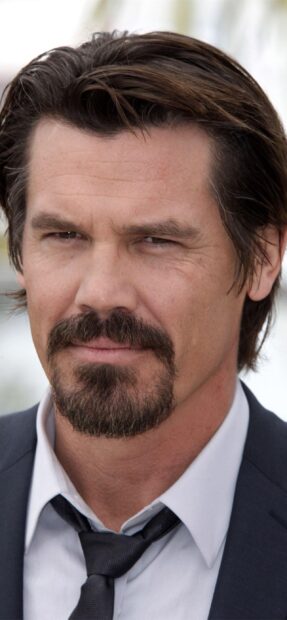 A close up portrait of Josh Brolin wearing a suit and tie, 2K Mobile Wallpaper