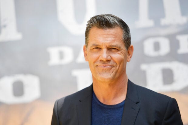 Josh Brolin smiles confidently wearing a dark jacket at a public event, 2K Desktop Wallpaper