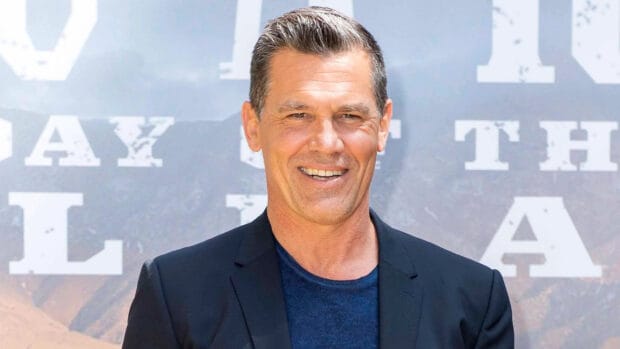 Josh Brolin smiling confidently at the camera during an event, HD Desktop Wallpaper