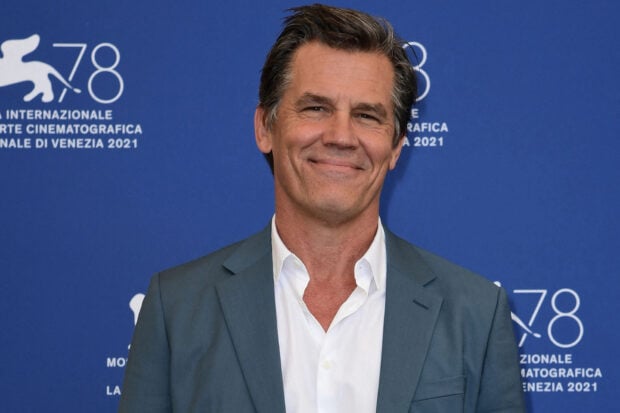 Josh Brolin smiling in a suit at a film festival event, HD Desktop Wallpaper