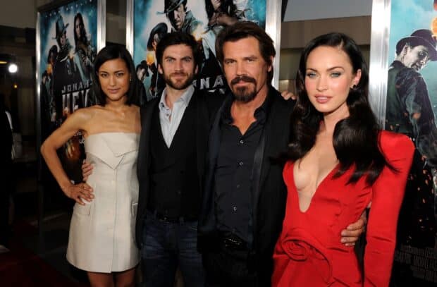 Josh Brolin and his co stars pose together at a movie premiere, 2K Desktop Wallpaper