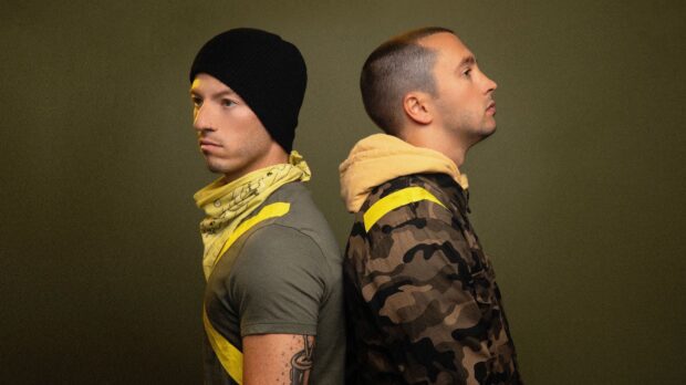 Josh Dun and Tyler Joseph stand back to back in casual streetwear outfits, HD Desktop Wallpaper