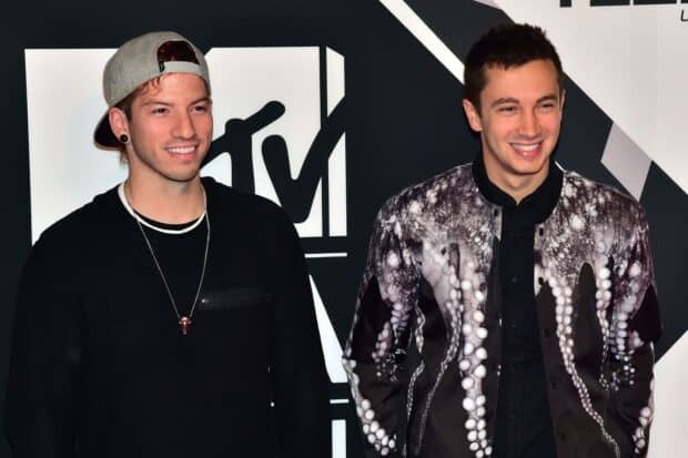 Josh Dun with a friend smiling at an event with MTV background, HD Desktop Wallpaper