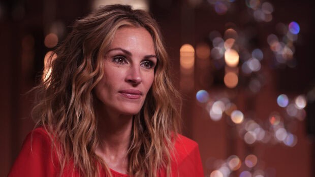 Julia Roberts looks thoughtful with wavy hair and a red top, HD Desktop Wallpaper