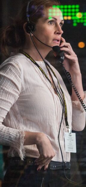 Julia Roberts is wearing headset and speaking on phone in control room, HD Mobile Wallpaper