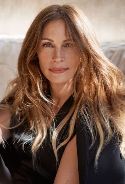 A close up portrait of Julia Roberts with natural makeup and wavy hair, HD Desktop Wallpaper