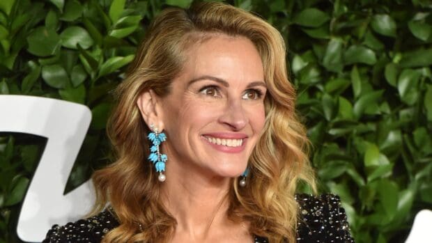 Julia Roberts smiling with wavy hair in front of greenery, 2K Desktop Wallpaper