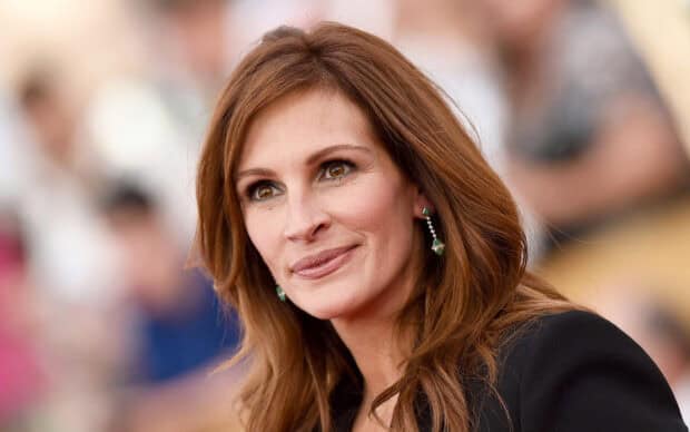 Julia Roberts displays a warm smile with light brown hair and green earrings, 2K Desktop Wallpaper