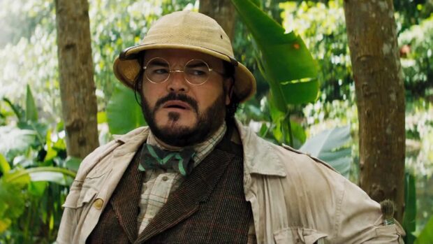 A man wearing a pith helmet and glasses stands in a dense jungle in Jumanji The Next Level, HD Desktop Wallpaper