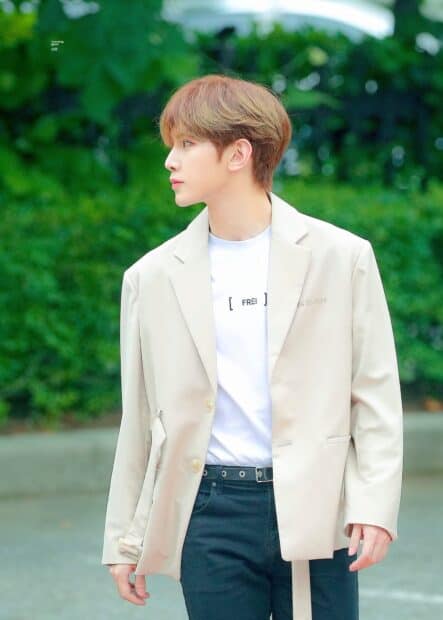 Kang Yeo Sang is standing outdoors wearing a beige blazer and white shirt, HD Phone Wallpaper