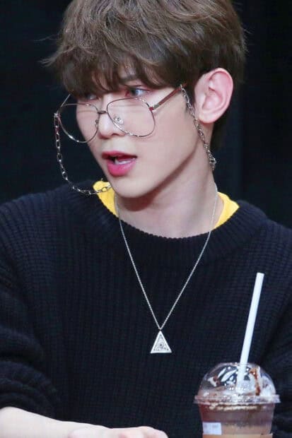 A close up of Kang Yeo Sang wearing glasses and a necklace, HD Mobile Wallpaper