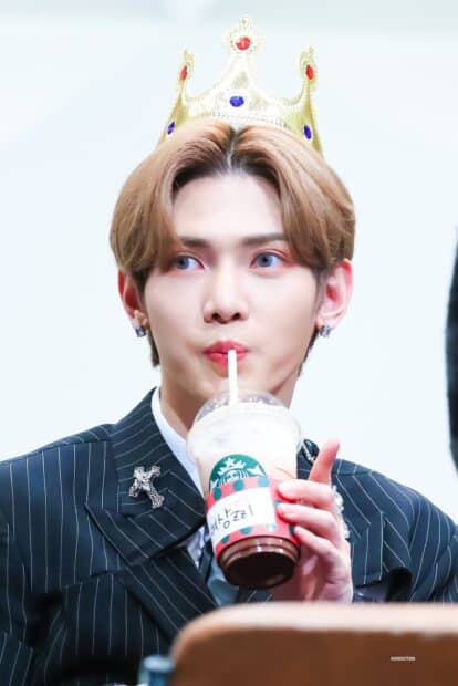 Kang Yeo Sang is wearing a crown and sipping a coffee drink in a striped suit, HD Mobile Wallpaper