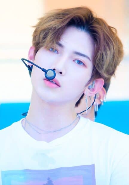 Kang Yeo Sang is wearing a white shirt and performing with a headset microphone, HD Mobile Wallpaper