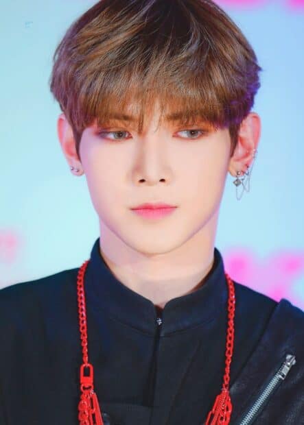 Kang Yeo Sang wallpapers shows a young man with multiple ear piercings and a red chain necklace, HD Mobile Wallpaper