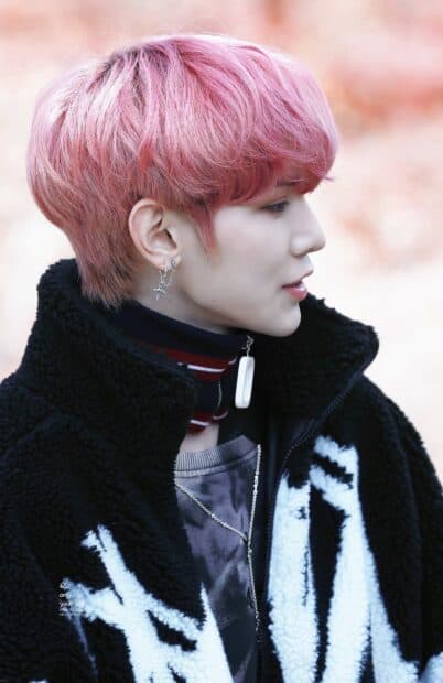 A side view of Kang Yeo Sang with pink hair and earrings, HD Mobile Wallpaper