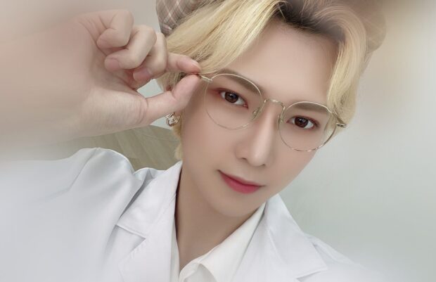 Kang Yeo Sang is wearing round glasses and a white coat posing for a selfie, 2K Mobile Wallpaper