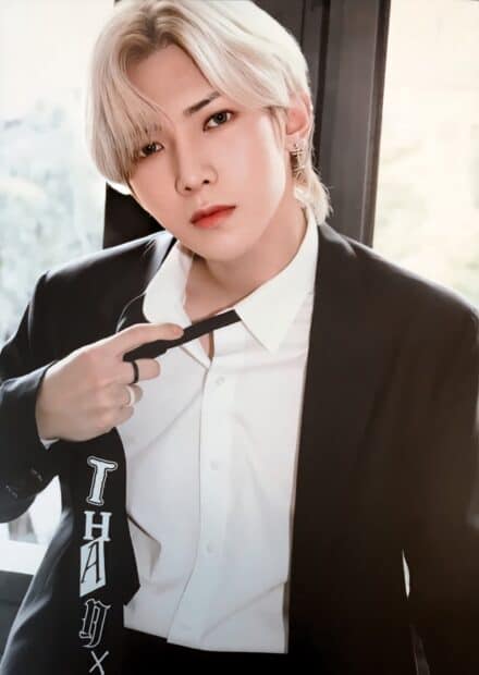 Kang Yeo Sang is wearing a black suit and white shirt looking at the camera, HD Mobile Wallpaper