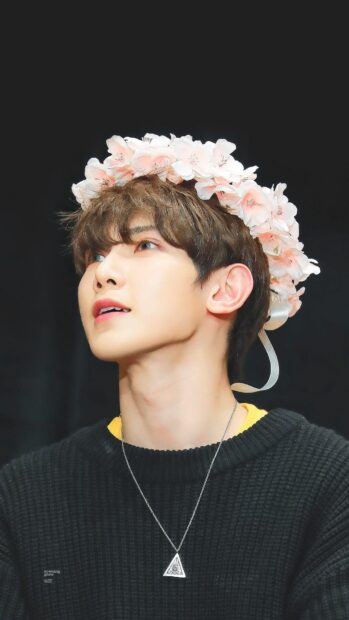 Kang Yeo Sang wears a flower crown looking upwards with a black sweater, HD Mobile Wallpaper