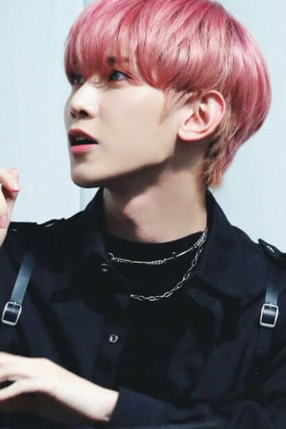 Kang Yeo Sang with pink hair and black outfit looking sideways, HD Mobile Wallpaper
