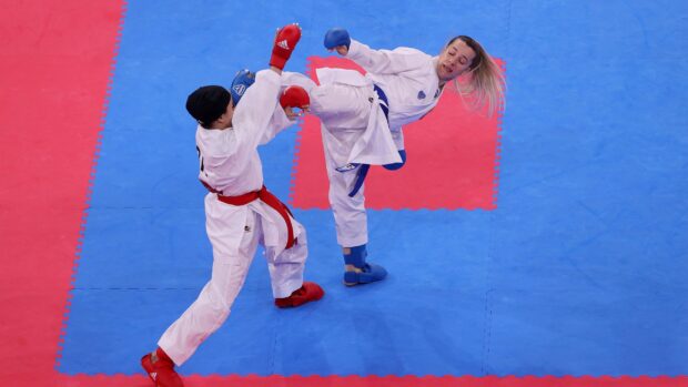 Two karate competitors exchange strong kicks during a match, 2K Desktop Wallpaper