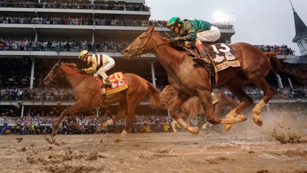 Jockeys competing during Kentucky Derby race at racetrack, 2K Desktop Wallpaper