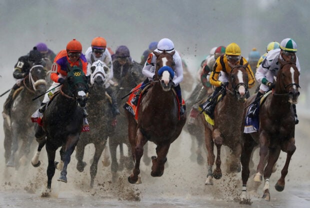 A close up of several jockeys riding horses fiercely during the Kentucky Derby race, HD Desktop Wallpaper