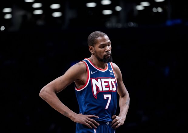 Kevin Durant wearing Brooklyn Nets jersey focused on the basketball court, HD Desktop Wallpaper