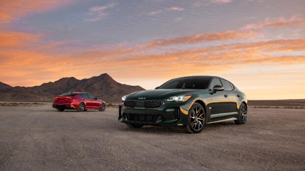 Two Kia Wallpapers cars parked in a desert with mountains during sunset, 4K Desktop Wallpaper