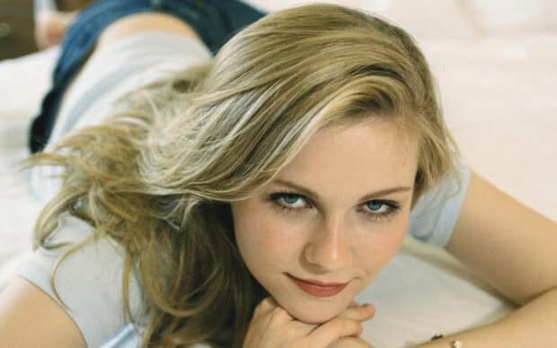 A close up portrait of Kirsten Dunst lying down and looking at the camera, HD Desktop Wallpaper