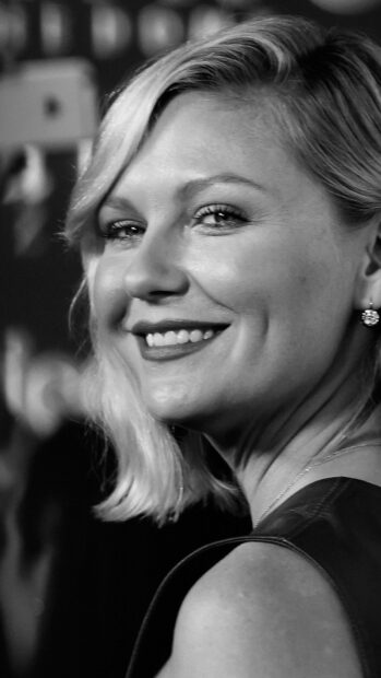 Kirsten Dunst wallpapers showing her smiling closely in black and white, HD Phone Wallpaper