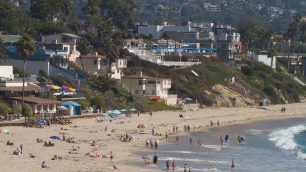 People are relaxing and walking along Laguna Beach shoreline, 2K Desktop Wallpaper