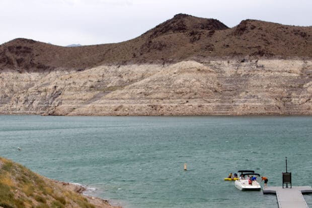 A boat with people near the dock on Lake Mead in a sunny day, HD Desktop Wallpaper