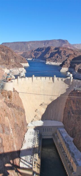 The Lake Mead dam rises between rocky cliffs under a clear blue sky, HD Phone Wallpaper