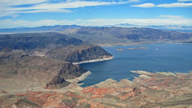 The vast landscape of Lake Mead with surrounding mountains under a clear blue sky, HD Desktop Wallpaper