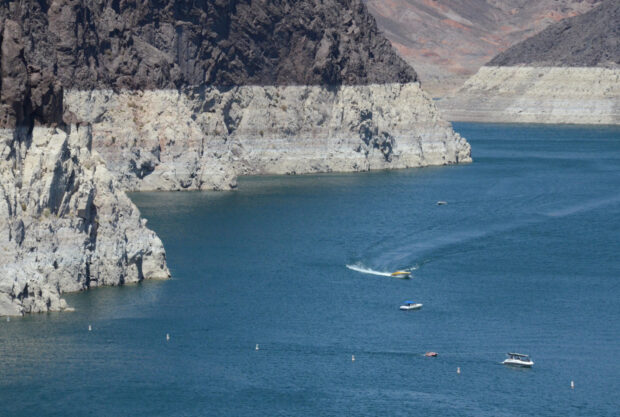 Lake Mead Wallpapers show boats moving on blue water near rocky cliffs, HD Desktop Wallpaper