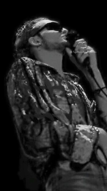 A black and white image of Layne Staley singing passionately into a microphone, HD Mobile Wallpaper