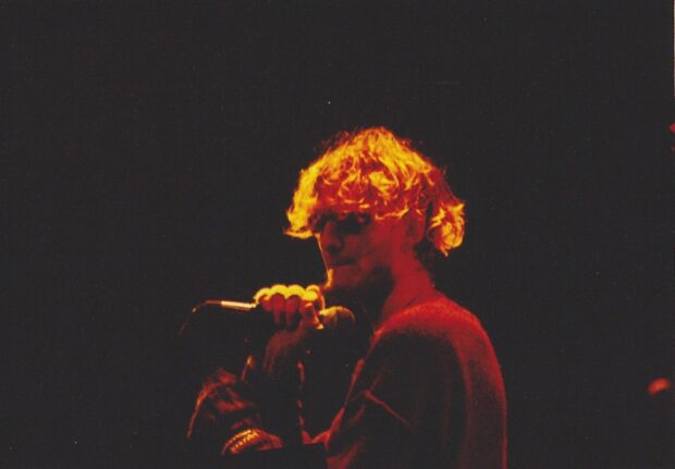 Layne Staley is singing into the microphone during a live performance, HD Desktop Wallpaper