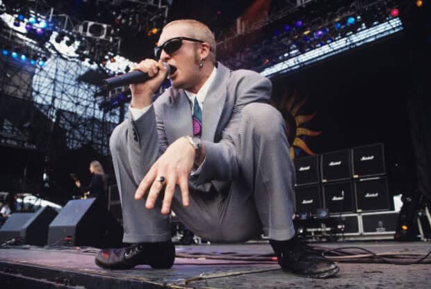 Layne Staley is passionately singing into a microphone during a live concert, HD Desktop Wallpaper