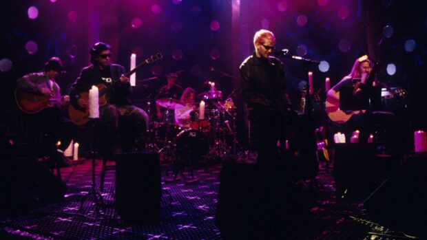 Layne Staley is singing and playing music with his band in a candlelit concert setting, 2K Desktop Wallpaper